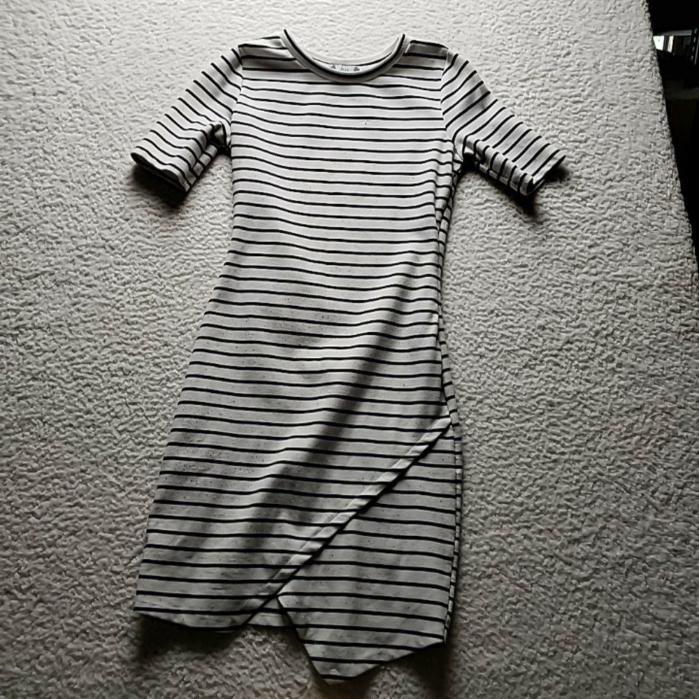 IRIS Dress Womens Medium White Stripe Half Sleeve Crew Bodycon Asym Hem Short